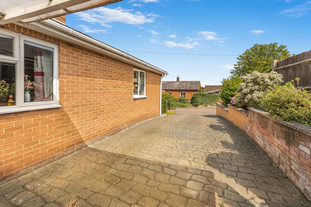 11 Uplands Rise Little Bourton